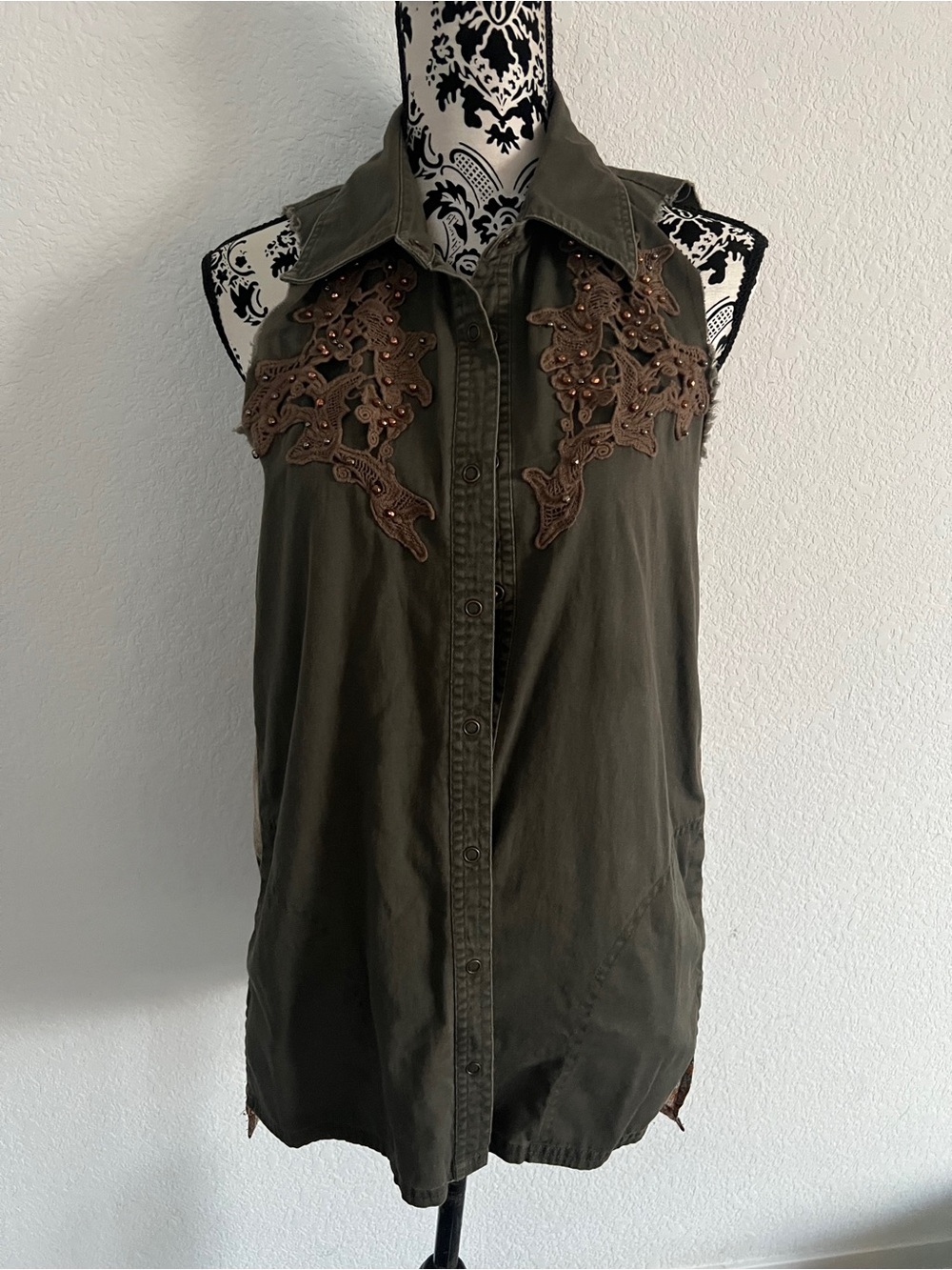 Gimmicks by BKE Olive Green Lace Paisley Sleeveless Western Tunic Large